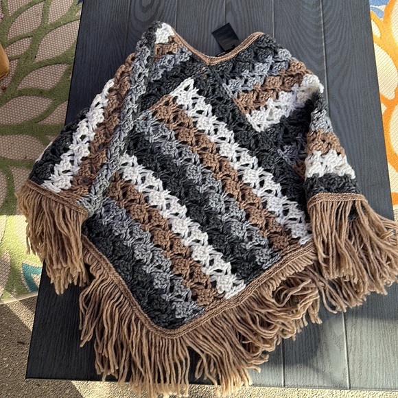 Woman’s Gorgeous Crocheted Poncho - New - Picture 2 of 7